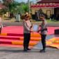 Kepolda Brigjen Pol Jermias Rontini menyerahkan penghargaan kepada Kapolres Mimika di Mako Brimob Batalyon B Pelopor Sat Brimob Polda Papua Tengah, Rabu (12/8/2026). (Foto: Galeri Papua/Ahmad)
