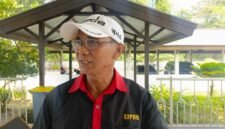 Ketua Koperasi Konsumen Komunitas Peternak Babi Mimika, Calvin Arrung, memberikan keterangan soal keluhan peternak babi atas beredarnya daging dari luar sedangkan daging peternak lokal tidak terserap. Kamis (13/8/2026). (Foto: Galeri Papua/Rachmat Julaini)