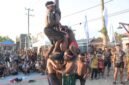 Lanal Timika menggelar berbagai perlombaan dalam menyambut HUT ke-81 Kemerdekaan RI. Salah satu perlombaannya yaitu panjat pinang. (Foto: Istimewa/Dok. Lanal Timika)