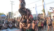 Lanal Timika menggelar berbagai perlombaan dalam menyambut HUT ke-81 Kemerdekaan RI. Salah satu perlombaannya yaitu panjat pinang. (Foto: Istimewa/Dok. Lanal Timika)