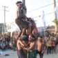 Lanal Timika menggelar berbagai perlombaan dalam menyambut HUT ke-81 Kemerdekaan RI. Salah satu perlombaannya yaitu panjat pinang. (Foto: Istimewa/Dok. Lanal Timika)