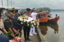 Proses Tabur bunga yang langsung di Pimpin oleh Wakil Bupati Mimika, Emanuel Kemong, beserta Forkompinda yang hadir. (Foto: Galeri Papua/Kevin Kurni)