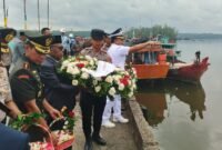 Proses Tabur bunga yang langsung di Pimpin oleh Wakil Bupati Mimika, Emanuel Kemong, beserta Forkompinda yang hadir. (Foto: Galeri Papua/Kevin Kurni)