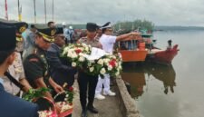 Proses Tabur bunga yang langsung di Pimpin oleh Wakil Bupati Mimika, Emanuel Kemong, beserta Forkompinda yang hadir. (Foto: Galeri Papua/Kevin Kurni)