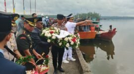 Proses Tabur bunga yang langsung di Pimpin oleh Wakil Bupati Mimika, Emanuel Kemong, beserta Forkompinda yang hadir. (Foto: Galeri Papua/Kevin Kurni)
