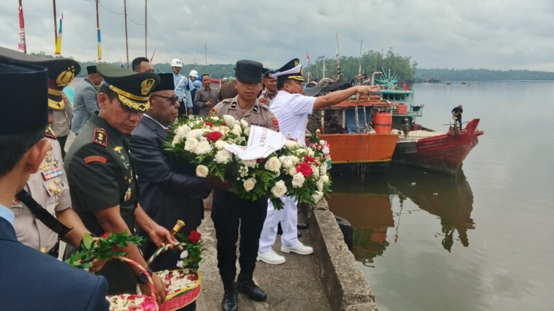 Proses Tabur bunga yang langsung di Pimpin oleh Wakil Bupati Mimika, Emanuel Kemong, beserta Forkompinda yang hadir. (Foto: Galeri Papua/Kevin Kurni)