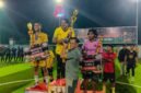 Penyerahan hadiah oleh Pangkoops TNI Habema, Mayjen Yudha Airlangga. (Foto: Galeri Papua/Kevin Kurni)