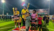 Penyerahan hadiah oleh Pangkoops TNI Habema, Mayjen Yudha Airlangga. (Foto: Galeri Papua/Kevin Kurni)