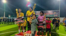Penyerahan hadiah oleh Pangkoops TNI Habema, Mayjen Yudha Airlangga. (Foto: Galeri Papua/Kevin Kurni)