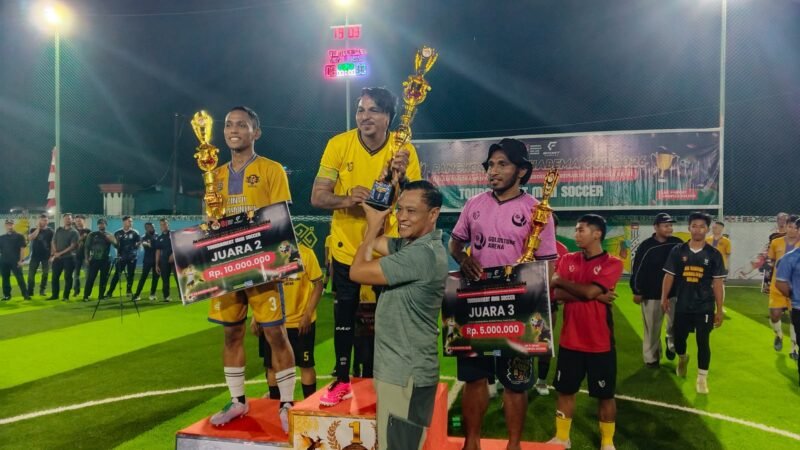 Penyerahan hadiah oleh Pangkoops TNI Habema, Mayjen Yudha Airlangga. (Foto: Galeri Papua/Kevin Kurni)