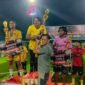 Penyerahan hadiah oleh Pangkoops TNI Habema, Mayjen Yudha Airlangga. (Foto: Galeri Papua/Kevin Kurni)