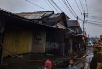 Dua ruko terbakar di kompleks Gorong-gorong, Mimika, Sabtu (15/8/2026) dini hari. (Foto: Istimewa)