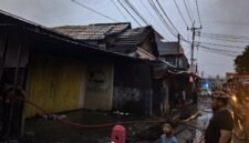 Dua ruko terbakar di kompleks Gorong-gorong, Mimika, Sabtu (15/8/2026) dini hari. (Foto: Istimewa)