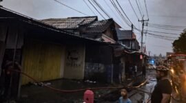 Dua ruko terbakar di kompleks Gorong-gorong, Mimika, Sabtu (15/8/2026) dini hari. (Foto: Istimewa)