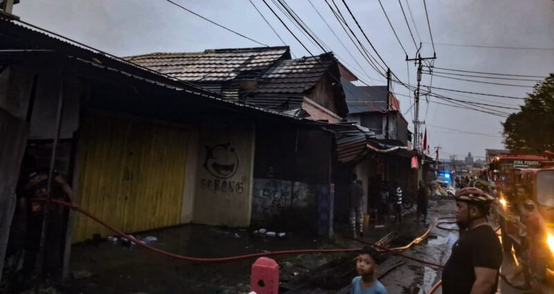 Dua ruko terbakar di kompleks Gorong-gorong, Mimika, Sabtu (15/8/2026) dini hari. (Foto: Istimewa)