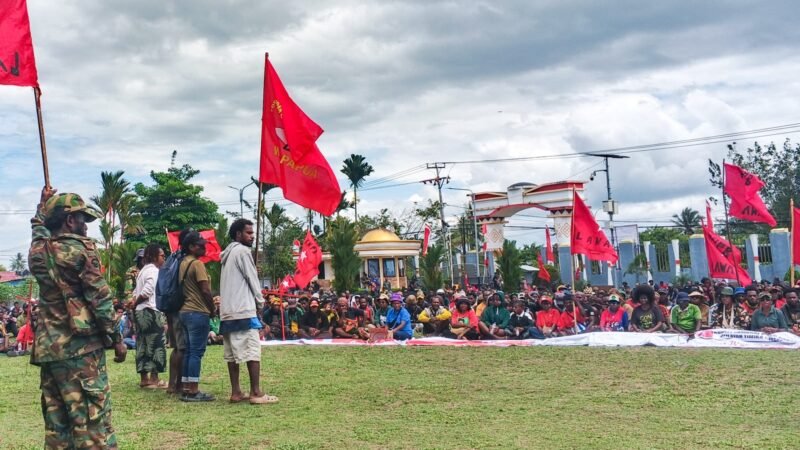 KNPB Mimika melakukan aksi demonstrasi di halaman Kantor DPRK Mimika, Jalan Cendrawasih, Timika, Papua Tengah, Sabtu (15/8/2026). (Foto: Galeri Papua/Kevin Kurni)