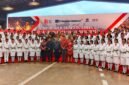 Foto bersama usai prosesi pengukuhan di Hanggar Mozes Kilangin, Sabtu (15/8/2026). (Foto: Galeri Papua/Kevin Kurni)