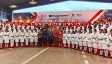 Foto bersama usai prosesi pengukuhan di Hanggar Mozes Kilangin, Sabtu (15/8/2026). (Foto: Galeri Papua/Kevin Kurni)