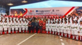 Foto bersama usai prosesi pengukuhan di Hanggar Mozes Kilangin, Sabtu (15/8/2026). (Foto: Galeri Papua/Kevin Kurni)