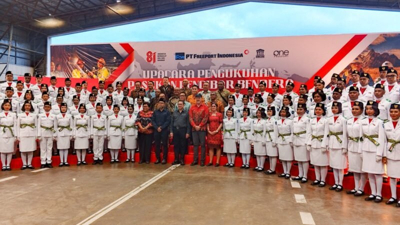 Foto bersama usai prosesi pengukuhan di Hanggar Mozes Kilangin, Sabtu (15/8/2026). (Foto: Galeri Papua/Kevin Kurni)