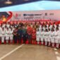 Foto bersama usai prosesi pengukuhan di Hanggar Mozes Kilangin, Sabtu (15/8/2026). (Foto: Galeri Papua/Kevin Kurni)