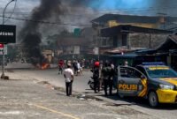Situasi di Jalan Budi Utomo, Timika, saat diblokade massa. (Foto: Galeri Papua/Ahmad)