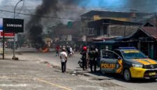 Situasi di Jalan Budi Utomo, Timika, saat diblokade massa. (Foto: Galeri Papua/Ahmad)