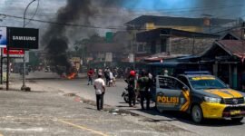 Situasi di Jalan Budi Utomo, Timika, saat diblokade massa. (Foto: Galeri Papua/Ahmad)