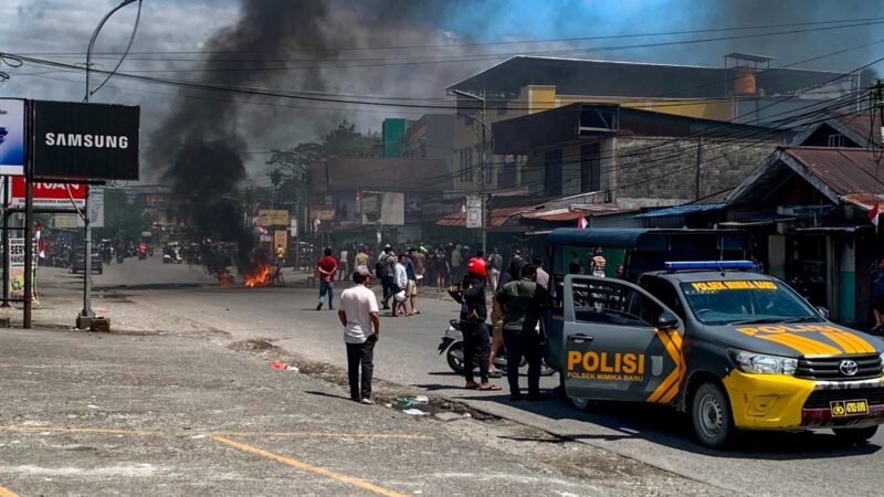 Situasi di Jalan Budi Utomo, Timika, saat diblokade massa. (Foto: Galeri Papua/Ahmad)