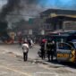 Situasi di Jalan Budi Utomo, Timika, saat diblokade massa. (Foto: Galeri Papua/Ahmad)