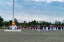 MIMIKA — Upacara pengibaran bendera Merah Putih dalam rangka memperingati Hari Ulang Tahun (HUT) ke-81 Kemerdekaan Republik Indonesia berlangsung khidmat di Lapangan Kantor Pusat Pemerintahan (Puspem) Kabupaten Mimika, Papua Tengah, Senin (17/8/2026).

Upacara ini dihadiri oleh Wakil Bupati Mimika Emanuel Kemong, jajaran pimpinan Organisasi Perangkat Daerah (OPD), unsur Forum Komunikasi Pimpinan Daerah (Forkopimda), orang tua anggota Paskibraka, serta masyarakat umum.

Bertindak sebagai Inspektur Upacara Bupati Mimika Johannes Rettob. Sementara, posisi komandan upacara dipercayakan kepada Kabag Ren Polres Mimika, AKP Aslam Jafar.

Rangkaian peringatan dibuka dengan pembacaan naskah proklamasi oleh Ketua Dewan Perwakilan Rakyat Kabupaten (DPRK) Mimika, Primus Natikapareyau.

Di sisi lain, prosesi pengibaran bendera Merah Putih dijalankan oleh Pasukan Pengibar Bendera Pusaka (Paskibraka) Kabupaten Mimika. 

Siswi SMAN Advent Mimika, Loisa Imingkawak, bertugas membawa baki bendera. 

Adapun pengibaran bendera dilaksanakan oleh tiga pelajar, yakni Lalu Hafliqais Diningrat (SMAN 1 Mimika), Sosmus Warai (SMAN 5 Mimika), dan Jeverson Fransiskus Luiskambu (SMAN 1 Mimika).

Seluruh prosesi yang berlangsung sejak pagi hingga pengibaran bendera berjalan lancar. 

Rangkaian peringatan HUT ke-81 RI lalu ditutup dengan tarian kolosan oleh lebih dari 500 pelajar, mulai dari jenjang SD, SMP hingga SMA.