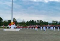 MIMIKA — Upacara pengibaran bendera Merah Putih dalam rangka memperingati Hari Ulang Tahun (HUT) ke-81 Kemerdekaan Republik Indonesia berlangsung khidmat di Lapangan Kantor Pusat Pemerintahan (Puspem) Kabupaten Mimika, Papua Tengah, Senin (17/8/2026).
Upacara ini dihadiri oleh Wakil Bupati Mimika Emanuel Kemong, jajaran pimpinan Organisasi Perangkat Daerah (OPD), unsur Forum Komunikasi Pimpinan Daerah (Forkopimda), orang tua anggota Paskibraka, serta masyarakat umum.
Bertindak sebagai Inspektur Upacara Bupati Mimika Johannes Rettob. Sementara, posisi komandan upacara dipercayakan kepada Kabag Ren Polres Mimika, AKP Aslam Jafar.
Rangkaian peringatan dibuka dengan pembacaan naskah proklamasi oleh Ketua Dewan Perwakilan Rakyat Kabupaten (DPRK) Mimika, Primus Natikapareyau.
Di sisi lain, prosesi pengibaran bendera Merah Putih dijalankan oleh Pasukan Pengibar Bendera Pusaka (Paskibraka) Kabupaten Mimika.
Siswi SMAN Advent Mimika, Loisa Imingkawak, bertugas membawa baki bendera.
Adapun pengibaran bendera dilaksanakan oleh tiga pelajar, yakni Lalu Hafliqais Diningrat (SMAN 1 Mimika), Sosmus Warai (SMAN 5 Mimika), dan Jeverson Fransiskus Luiskambu (SMAN 1 Mimika).
Seluruh prosesi yang berlangsung sejak pagi hingga pengibaran bendera berjalan lancar.
Rangkaian peringatan HUT ke-81 RI lalu ditutup dengan tarian kolosan oleh lebih dari 500 pelajar, mulai dari jenjang SD, SMP hingga SMA.