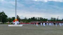 MIMIKA — Upacara pengibaran bendera Merah Putih dalam rangka memperingati Hari Ulang Tahun (HUT) ke-81 Kemerdekaan Republik Indonesia berlangsung khidmat di Lapangan Kantor Pusat Pemerintahan (Puspem) Kabupaten Mimika, Papua Tengah, Senin (17/8/2026).

Upacara ini dihadiri oleh Wakil Bupati Mimika Emanuel Kemong, jajaran pimpinan Organisasi Perangkat Daerah (OPD), unsur Forum Komunikasi Pimpinan Daerah (Forkopimda), orang tua anggota Paskibraka, serta masyarakat umum.

Bertindak sebagai Inspektur Upacara Bupati Mimika Johannes Rettob. Sementara, posisi komandan upacara dipercayakan kepada Kabag Ren Polres Mimika, AKP Aslam Jafar.

Rangkaian peringatan dibuka dengan pembacaan naskah proklamasi oleh Ketua Dewan Perwakilan Rakyat Kabupaten (DPRK) Mimika, Primus Natikapareyau.

Di sisi lain, prosesi pengibaran bendera Merah Putih dijalankan oleh Pasukan Pengibar Bendera Pusaka (Paskibraka) Kabupaten Mimika. 

Siswi SMAN Advent Mimika, Loisa Imingkawak, bertugas membawa baki bendera. 

Adapun pengibaran bendera dilaksanakan oleh tiga pelajar, yakni Lalu Hafliqais Diningrat (SMAN 1 Mimika), Sosmus Warai (SMAN 5 Mimika), dan Jeverson Fransiskus Luiskambu (SMAN 1 Mimika).

Seluruh prosesi yang berlangsung sejak pagi hingga pengibaran bendera berjalan lancar. 

Rangkaian peringatan HUT ke-81 RI lalu ditutup dengan tarian kolosan oleh lebih dari 500 pelajar, mulai dari jenjang SD, SMP hingga SMA.