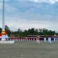 MIMIKA — Upacara pengibaran bendera Merah Putih dalam rangka memperingati Hari Ulang Tahun (HUT) ke-81 Kemerdekaan Republik Indonesia berlangsung khidmat di Lapangan Kantor Pusat Pemerintahan (Puspem) Kabupaten Mimika, Papua Tengah, Senin (17/8/2026).

Upacara ini dihadiri oleh Wakil Bupati Mimika Emanuel Kemong, jajaran pimpinan Organisasi Perangkat Daerah (OPD), unsur Forum Komunikasi Pimpinan Daerah (Forkopimda), orang tua anggota Paskibraka, serta masyarakat umum.

Bertindak sebagai Inspektur Upacara Bupati Mimika Johannes Rettob. Sementara, posisi komandan upacara dipercayakan kepada Kabag Ren Polres Mimika, AKP Aslam Jafar.

Rangkaian peringatan dibuka dengan pembacaan naskah proklamasi oleh Ketua Dewan Perwakilan Rakyat Kabupaten (DPRK) Mimika, Primus Natikapareyau.

Di sisi lain, prosesi pengibaran bendera Merah Putih dijalankan oleh Pasukan Pengibar Bendera Pusaka (Paskibraka) Kabupaten Mimika. 

Siswi SMAN Advent Mimika, Loisa Imingkawak, bertugas membawa baki bendera. 

Adapun pengibaran bendera dilaksanakan oleh tiga pelajar, yakni Lalu Hafliqais Diningrat (SMAN 1 Mimika), Sosmus Warai (SMAN 5 Mimika), dan Jeverson Fransiskus Luiskambu (SMAN 1 Mimika).

Seluruh prosesi yang berlangsung sejak pagi hingga pengibaran bendera berjalan lancar. 

Rangkaian peringatan HUT ke-81 RI lalu ditutup dengan tarian kolosan oleh lebih dari 500 pelajar, mulai dari jenjang SD, SMP hingga SMA.