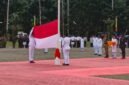 Pengibaran bendera merah putih oleh paskibra di Kawasan Alun-Alun Kuala Kencana, Mimika, Senin (17/8/2026). (Foto: Galeri Papua/Kevin Kurni)