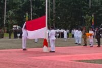 Pengibaran bendera merah putih oleh paskibra di Kawasan Alun-Alun Kuala Kencana, Mimika, Senin (17/8/2026). (Foto: Galeri Papua/Kevin Kurni)