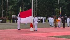 Pengibaran bendera merah putih oleh paskibra di Kawasan Alun-Alun Kuala Kencana, Mimika, Senin (17/8/2026). (Foto: Galeri Papua/Kevin Kurni)
