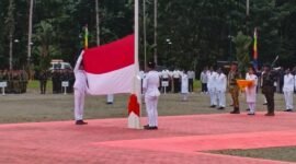 Pengibaran bendera merah putih oleh paskibra di Kawasan Alun-Alun Kuala Kencana, Mimika, Senin (17/8/2026). (Foto: Galeri Papua/Kevin Kurni)