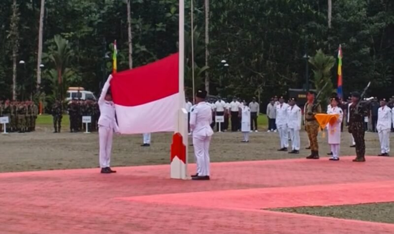 Pengibaran bendera merah putih oleh paskibra di Kawasan Alun-Alun Kuala Kencana, Mimika, Senin (17/8/2026). (Foto: Galeri Papua/Kevin Kurni)
