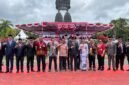 Foto bersama usai penyerahan penghargaan kepada para karyawan PT Freeport Indonesia yang telah berdedikasi dan mengabdi bekerja lebih dari 25 tahun. (Foto: Galeri Papua/Endy Langobelen)