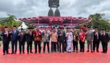 Foto bersama usai penyerahan penghargaan kepada para karyawan PT Freeport Indonesia yang telah berdedikasi dan mengabdi bekerja lebih dari 25 tahun. (Foto: Galeri Papua/Endy Langobelen)