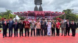 Foto bersama usai penyerahan penghargaan kepada para karyawan PT Freeport Indonesia yang telah berdedikasi dan mengabdi bekerja lebih dari 25 tahun. (Foto: Galeri Papua/Endy Langobelen)