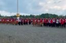 Ratusan siswa penari kolosal sedang membawakan tarian dua suku asli Mimika, Amungme dan Kamoro usai upacara pengibaran bendera merah putih di Lapangan Kantor Puspem Kabupaten Mimika, Senin (17/8/2026). (Foto: Galeri Papua/Ahmad)