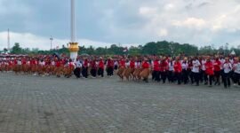Ratusan siswa penari kolosal sedang membawakan tarian dua suku asli Mimika, Amungme dan Kamoro usai upacara pengibaran bendera merah putih di Lapangan Kantor Puspem Kabupaten Mimika, Senin (17/8/2026). (Foto: Galeri Papua/Ahmad)