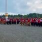 Ratusan siswa penari kolosal sedang membawakan tarian dua suku asli Mimika, Amungme dan Kamoro usai upacara pengibaran bendera merah putih di Lapangan Kantor Puspem Kabupaten Mimika, Senin (17/8/2026). (Foto: Galeri Papua/Ahmad)