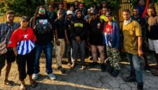 Foto bersama Pimpinan LBH TPRA, Gilbert Rumboirusi, S.H., M.H., dan advokat Jembris Wafom, S.H., dengan para aktivis dari Front Independen Mahasiswa untuk West Papua (FIM-WP) di depan Kantor Pelayanan Polres Mimika, Jalan Cenderawasih, Timika, Papua Tengah, Senin (17/8/2026). (Foto: Dok. LBH Tong PU Ruang Aman)