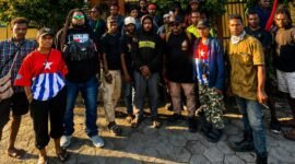 Foto bersama Pimpinan LBH TPRA, Gilbert Rumboirusi, S.H., M.H., dan advokat Jembris Wafom, S.H., dengan para aktivis dari Front Independen Mahasiswa untuk West Papua (FIM-WP) di depan Kantor Pelayanan Polres Mimika, Jalan Cenderawasih, Timika, Papua Tengah, Senin (17/8/2026). (Foto: Dok. LBH Tong PU Ruang Aman)