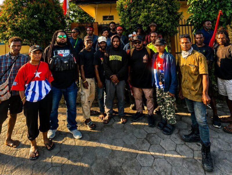Foto bersama Pimpinan LBH TPRA, Gilbert Rumboirusi, S.H., M.H., dan advokat Jembris Wafom, S.H., dengan para aktivis dari Front Independen Mahasiswa untuk West Papua (FIM-WP) di depan Kantor Pelayanan Polres Mimika, Jalan Cenderawasih, Timika, Papua Tengah, Senin (17/8/2026). (Foto: Dok. LBH Tong PU Ruang Aman)