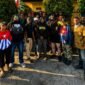 Foto bersama Pimpinan LBH TPRA, Gilbert Rumboirusi, S.H., M.H., dan advokat Jembris Wafom, S.H., dengan para aktivis dari Front Independen Mahasiswa untuk West Papua (FIM-WP) di depan Kantor Pelayanan Polres Mimika, Jalan Cenderawasih, Timika, Papua Tengah, Senin (17/8/2026). (Foto: Dok. LBH Tong PU Ruang Aman)