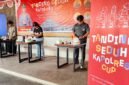 Tiga peserta lomba Tanding Seduh Kapolres Cup sedang menyeduh kopi terbaiknya untuk disuguhi kepada para dewan juri di Kafe Kopi Dari Hati, Timika, Senin (17/8/2026). (Foto: Galeri Papua/Endy Langobelen)